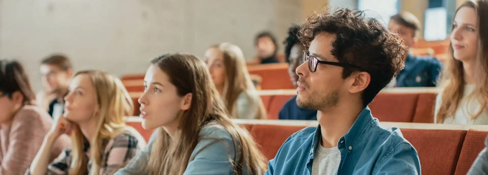 Gruppe von berufsbegleitenden Studenten im Hörsaal
